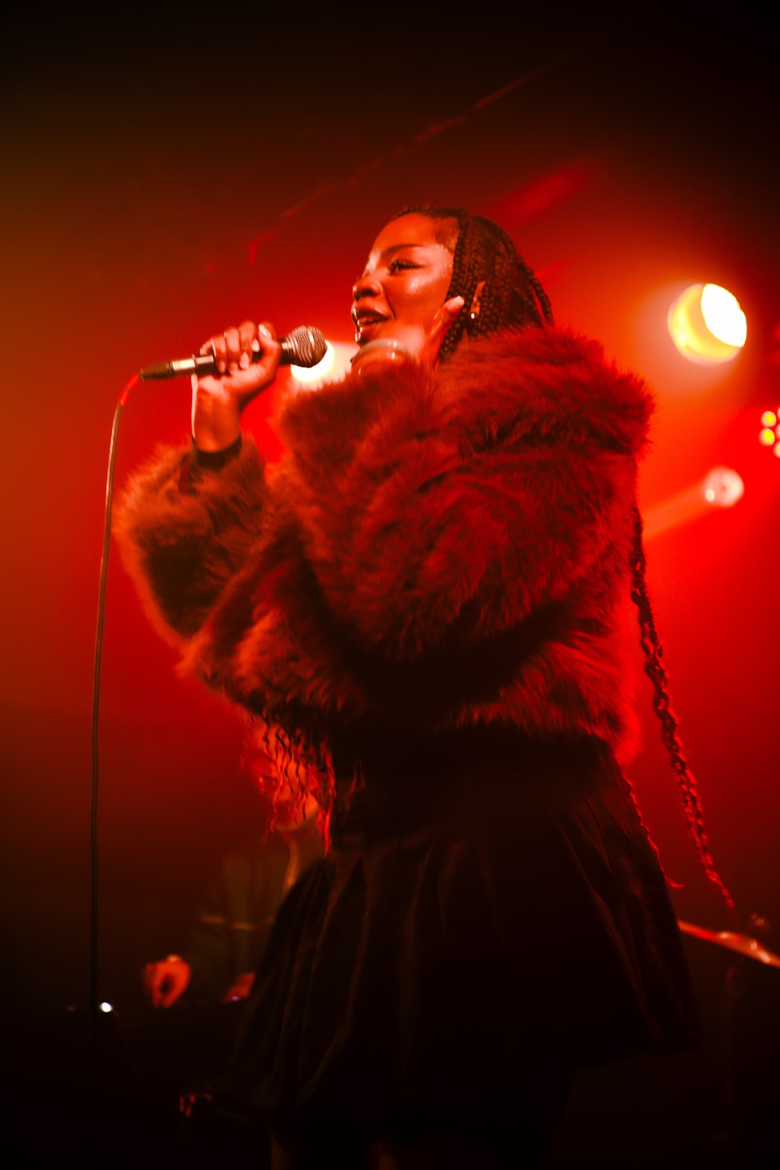 Martina en scène sous lumière rouge