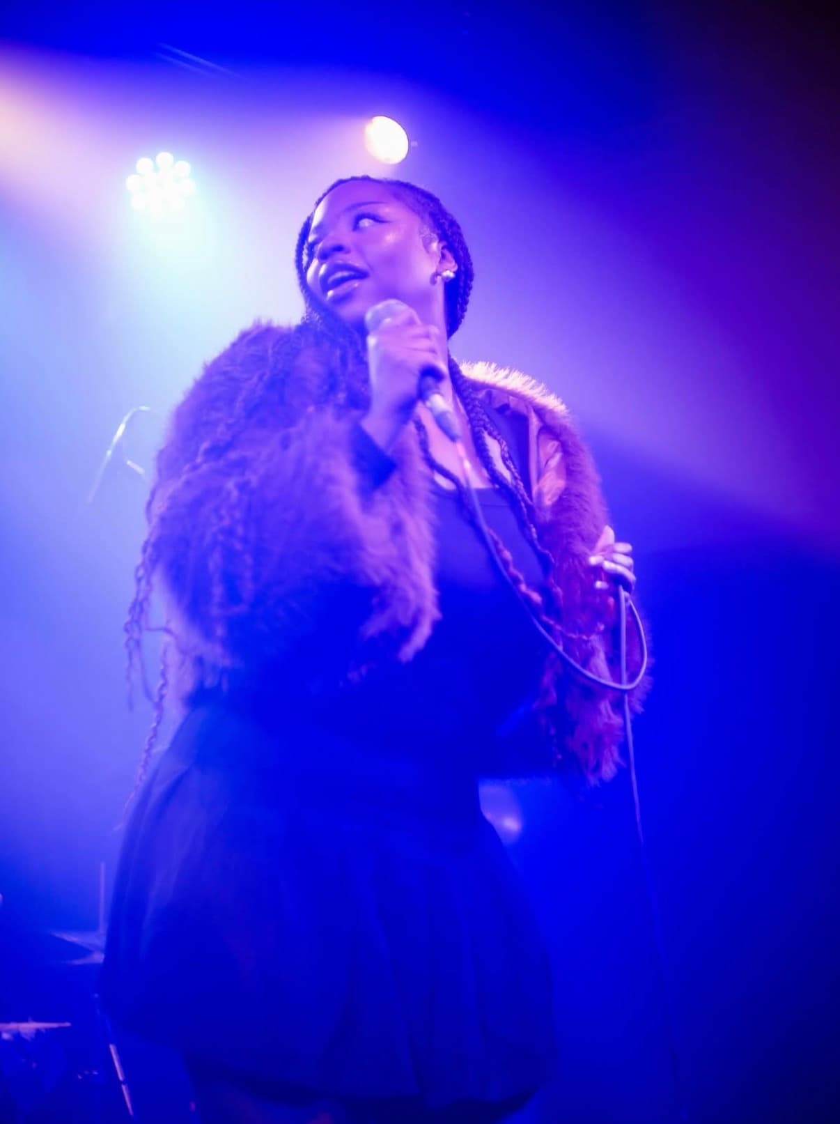 Martina sur scène sous lumière bleue