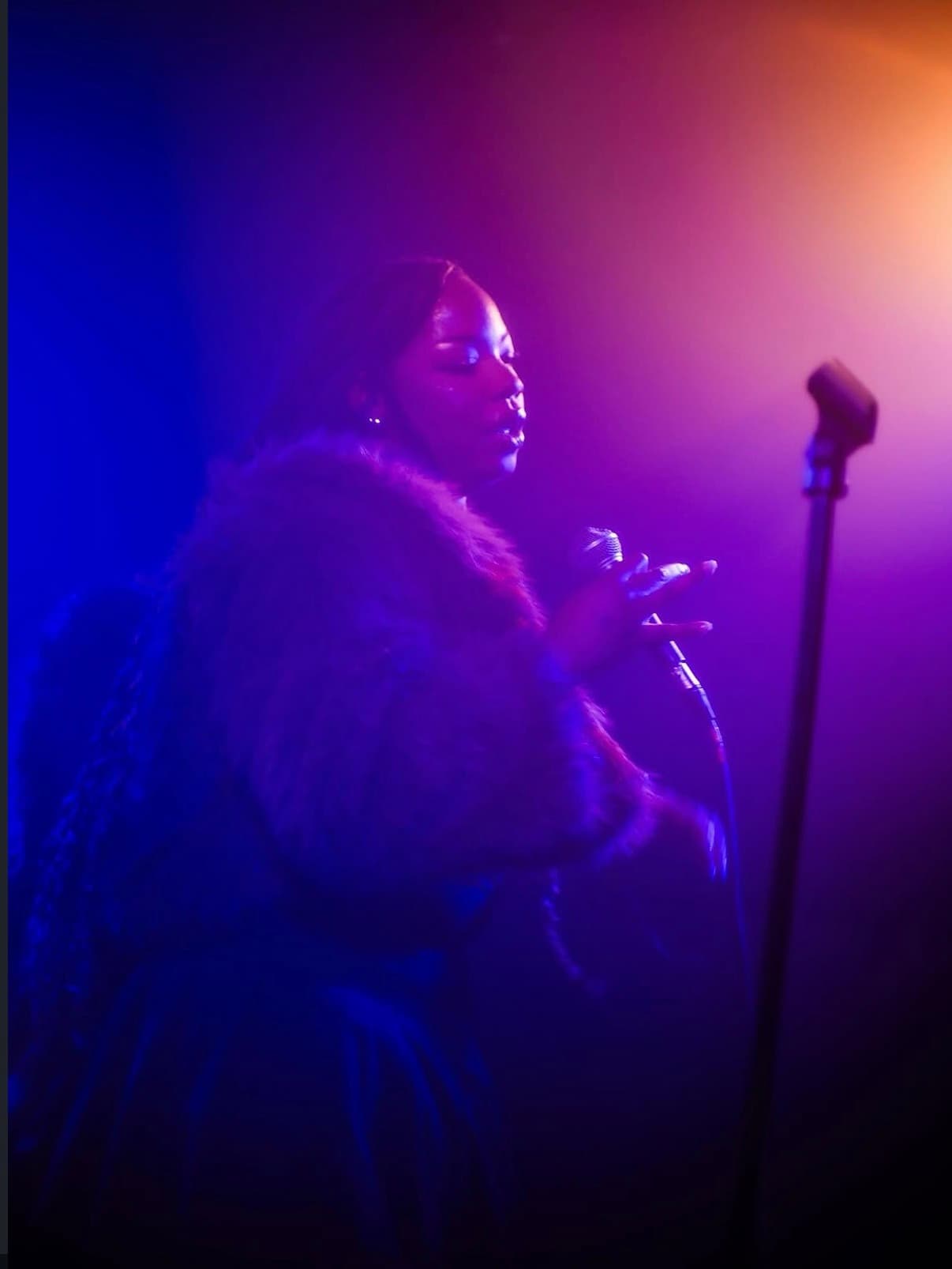 Martina dans une ambiance violette sur scène