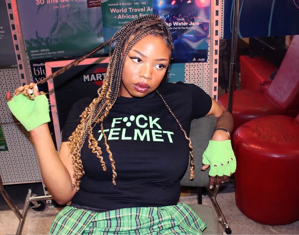 Martina dans une ambiance noir et or